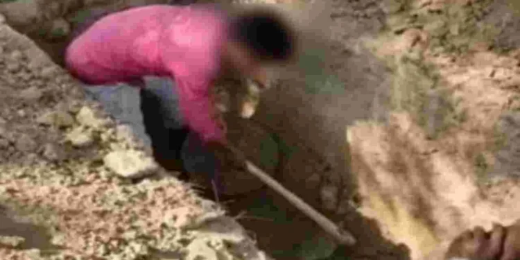 మంత్రాల పేరుతో మధ్యాహ్నం మృతదేహాన్ని తవ్వేందుకు ప్రయత్నం... చివరికి ఏం జరిగిందంటే...