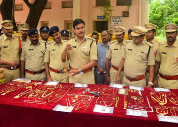 ఐదుగురు అంతర్రాష్ట్ర చోరీ దొంగలను పోలీసులు అరెస్ట్‌ చేశారు.