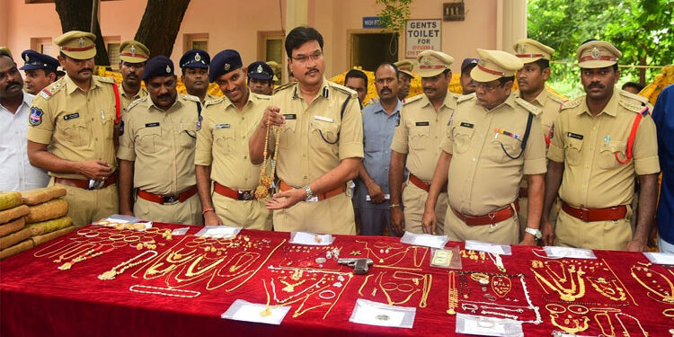 ఐదుగురు అంతర్రాష్ట్ర చోరీ దొంగలను పోలీసులు అరెస్ట్‌ చేశారు.