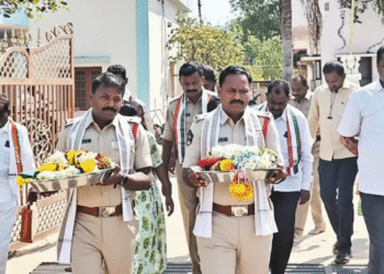 హనుమకు తొలి పూజ చేసే గౌరవం పోలీసులకే దక్కింది.