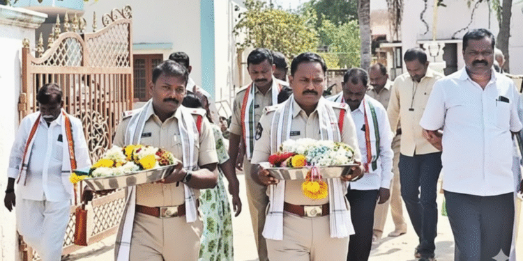 హనుమకు తొలి పూజ చేసే గౌరవం పోలీసులకే దక్కింది.