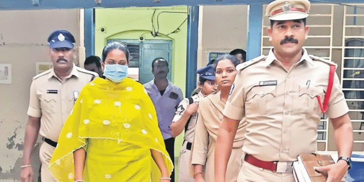 అరుణను కోర్టుకు తీసుకెళుతున్న పోలీసులు