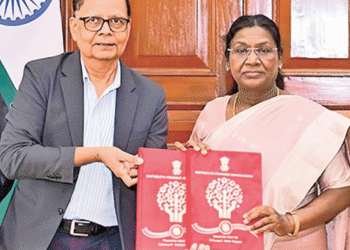 16వ ఆర్థిక సంఘం నివేదికను రాష్ట్రపతి వద్ద సమర్పించారు.