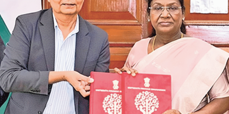 16వ ఆర్థిక సంఘం నివేదికను రాష్ట్రపతి వద్ద సమర్పించారు.