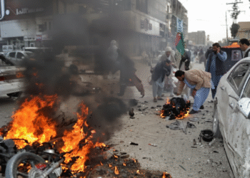 పాక్‌ పారా మిలిటరీ ప్రధాన కార్యాలయంపై ఆత్మాహుతి దాడులు