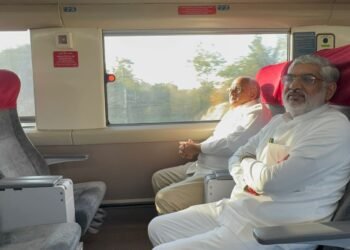 రైలులో ప్రయాణించిన గుజరాత్ సీఎం భూపేంద్ర పటేల్