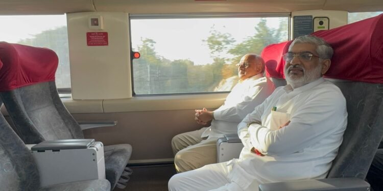 రైలులో ప్రయాణించిన గుజరాత్ సీఎం భూపేంద్ర పటేల్