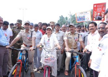 సైకిల్‌ నడిపిన హోం మంత్రి అనిత