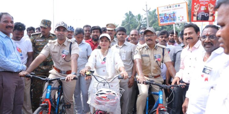 సైకిల్‌ నడిపిన హోం మంత్రి అనిత