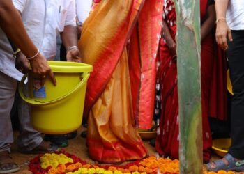 శాంతిపురం కెనమకులపల్లి గ్రామంలో మొక్కలు నాటక కార్యక్రమంలో నారా భువనేశ్వరి పాల్గొన్నారు.