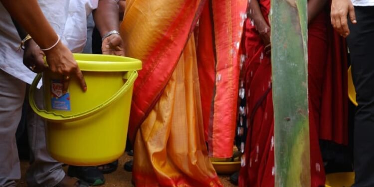 శాంతిపురం కెనమకులపల్లి గ్రామంలో మొక్కలు నాటక కార్యక్రమంలో నారా భువనేశ్వరి పాల్గొన్నారు.