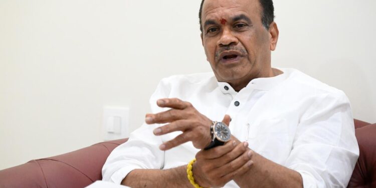 హైదరాబాద్‌–విజయవాడ జాతీయ రహదారిని ఎనిమిది లైన్లకు విస్తరించనున్నట్లు మంత్రి కోమటిరెడ్డి తెలిపారు.