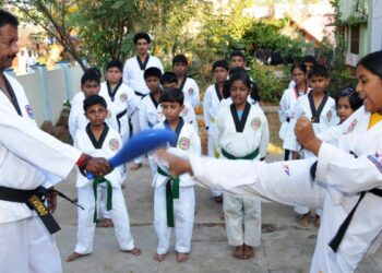 అమ్మాయిలు.. తైక్వాండోలో ప్రతిభ చూపిస్తున్నారు