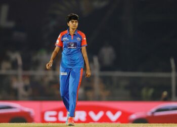 ఏపీకి చేరుకున్న క్రికెటర్‌ శ్రీచరణికి మంత్రులు ఘన స్వాగతం పలికారు.