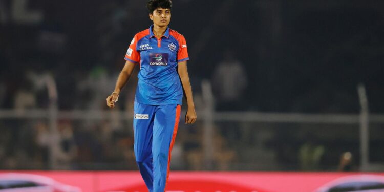 ఏపీకి చేరుకున్న క్రికెటర్‌ శ్రీచరణికి మంత్రులు ఘన స్వాగతం పలికారు.