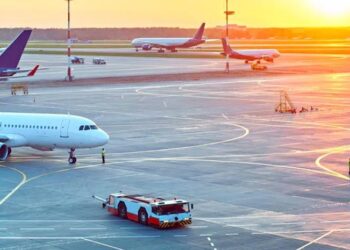 శంషాబాద్‌ విమానాశ్రయంలో ప్రయాణికుల్లో ఆందోళన ఏర్పడింది.