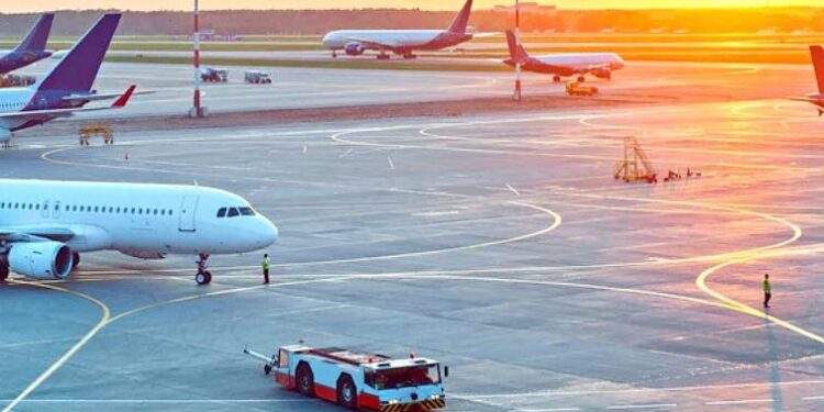 శంషాబాద్‌ విమానాశ్రయంలో ప్రయాణికుల్లో ఆందోళన ఏర్పడింది.