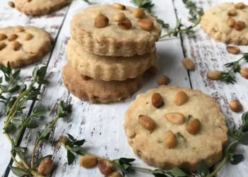 బిస్కెట్లలో గంజాయి లంచం తరలింపు