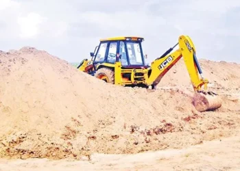 ఇసుకతో వెళ్ళే మార్గం లేకపోవడంతో.. పానీ పంచే ట్యాంకులు ఎక్కించుకున్నారు.