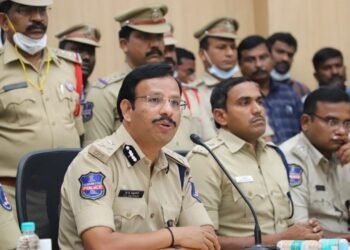 ఐపీఎస్ సీటీవీ సజ్జనార్: ఫేక్ ఫేస్‌బుక్ ఐడీ ద్వారా మోసానికి పాల్పడినవారి పై సజ్జనార్ స్పందించారు