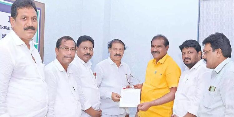 వెలిగొండ ప్రాజెక్టును పూర్తి చేసి ప్రజలకు నీరందించనున్నామని మంత్రి నిమ్మల తెలిపారు.