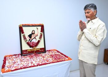 భక్త కనకదాస జయంతి సందర్భంగా ఆయన చిత్రపటానికి పూలమాల వేసిన ముఖ్యమంత్రి చంద్రబాబు నాయుడు గారు
