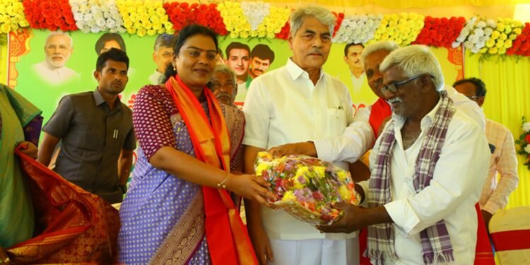 వేములపల్లిలో వ్యవసాయ సహకార సంఘం చైర్మన్‌గా ముక్కపాటి నరసింహారావు ప్రమాణ స్వీకారం చేశారు