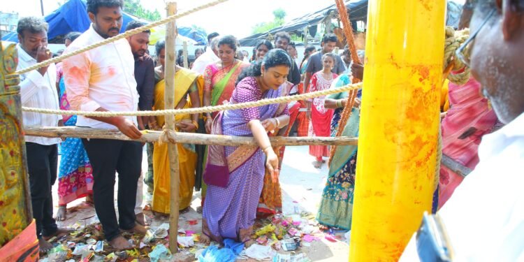 ఏటూరు గ్రామంలోని సిద్ధి బుద్ధి వినాయక స్వామి ఆలయంలో ధ్వజస్తంభ మహోత్సవం ఘనంగా జరిపారు.