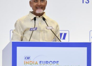 విశాఖలో గూగుల్‌ భారీ పెట్టుబడులతో అడుగుపెట్టనుందని, రూ.50 వేల కోట్ల పెట్టుబడితో 1 గిగావాట్‌ సామర్థ్యంతో డేటా సెంటర్‌ ఏర్పాటు చేయనున్నట్టు ఏపీ సీఎం చంద్రబాబు తెలిపారు. విశాఖలోని నోవాటెల్‌లో నిర్వహించిన ఇండియా-యూరప్‌ బిజినెస్‌ సమావేశంలో ఆయన పాల్గొని మాట్లాడుతూ, సాంకేతిక రంగంలో కొత్త ఆవిష్కరణలను రాష్ట్రానికి అందిస్తున్నట్లు తెలిపారు. ప్రపంచంలో ఎక్కడికైనా ఐటీలో భారతీయులు కీలకపాత్ర పోషిస్తున్నారని, ఇండియా-యూరప్‌ మధ్య సన్నిహిత సంబంధాలు ఉన్నాయని గుర్తించారు. చంద్రబాబు తెలిపారు: ‘‘అమరావతిలో క్వాంటం కంప్యూటింగ్‌ సెంటర్‌ త్వరలో అందుబాటులోకి రానుంది. పెట్టుబడుల కోసం వచ్చినవారికి ఏవైనా అవరోధాలు ఉండవు. మౌలిక సదుపాయాల కల్పనలో ఏపీ ముందుంది. గ్రీన్‌ ఎనర్జీ రంగంలో పెట్టుబడులు వస్తున్నాయి. ‘స్పీడ్ ఆఫ్ డూయింగ్ బిజినెస్’ విధానంలో రాష్ట్రం ముందంజలో ఉంది. పోర్టులు, రైల్వే అనుసంధానాలను కూడా ప్రోత్సహిస్తున్నాం. ఏపీలో నైపుణ్యం ఉన్న యువత అందుబాటులో ఉన్నారు. కొత్త ఆలోచనలతో వినూత్న ఆవిష్కరణలు చేసే సామర్థ్యం వారిలో ఉంది. ఏపీలో పెట్టుబడులు పెట్టండి, అనుమతులలో ఎలాంటి జాప్యం ఉండదు. 45 రోజుల్లో అనుమతులు మంజూరు చేస్తూ ఉత్పత్తికి త్వరితగతిన ప్రోత్సాహం ఇస్తున్నాం.’’ మరియు గ్రీన్‌ ఎనర్జీ రంగంలో భారత్‌ 500 గిగావాట్ల విద్యుత్‌ ఉత్పత్తిని లక్ష్యంగా పెట్టుకుంది. దానికి అనుగుణంగా 160 గిగావాట్ల ఉత్పత్తి కోసం ప్రయత్నిస్తున్నాం. సౌర, పవన, పంప్డ్‌ ఎనర్జీ రంగాల్లో బలమైన ప్రగతి ఉంది. ఆంధ్రప్రదేశ్‌లో వివిధ పరిశ్రమలను ప్రోత్సహిస్తున్నాం. డ్రోన్లను పెద్దఎత్తున వినియోగంలోకి తీసుకురావడం, డ్రోన్‌ సిటీ ఏర్పాటు చేయడం, స్పేస్‌ సిటీని ఏర్పాటు చేయడం, రవాణా రంగంలో పెద్దఎత్తున పోర్టులు నిర్మించడం వంటి ప్రయత్నాలు జరుగుతున్నాయి’’ అని ఆయన తెలిపారు. కార్యక్రమంలో భారత్‌ ఫోర్జ్‌ వైస్‌ ఛైర్మన్‌ అమిత్‌ కల్యాణి, అనేక కంపెనీల ఛైర్మన్లు, సీఈవోలు, సీఐఐ ప్రతినిధులు పాల్గొన్నారు.