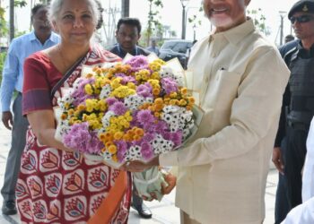 సీఆర్డీఏ కార్యాలయానికి చేరుకున్న కేంద్ర మంత్రి నిర్మలా సీతారామన్