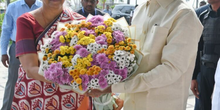 సీఆర్డీఏ కార్యాలయానికి చేరుకున్న కేంద్ర మంత్రి నిర్మలా సీతారామన్