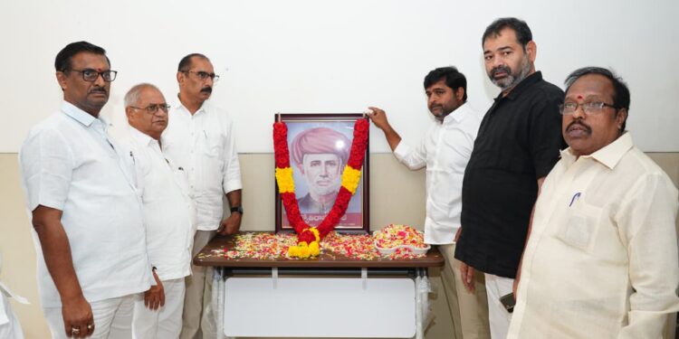 మహాత్మా జ్యోతిరావు ఫూలే వర్ధంతి: ఘనంగా నివాళులు