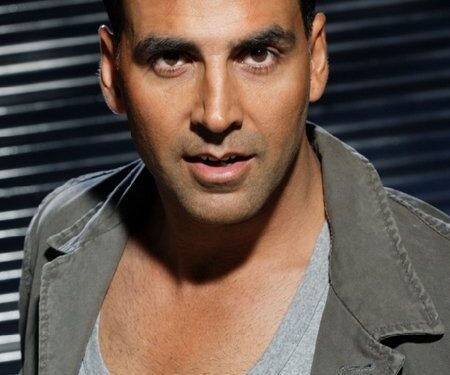 100 కోడిగుడ్లు తగిలించుకున్న అక్షయ్‌ కుమార్‌!