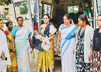 అమ్మ మనసు ఎలా మారిందో… పేడదిబ్బలో జన్మించిన శిశువు!