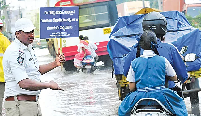 ఇక గుంతల భయం లేదు… నీటిలోనే సులభంగా ప్రయాణించొచ్చు!