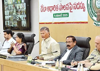 డేటా ఆధారిత పాలనపై సదస్సులో మాట్లాడుతున్న ముఖ్యమంత్రి చంద్రబాబు. చిత్రంలో మంత్రులు సత్యప్రసాద్, లోకేశ్, అనిత, సీఎస్‌ విజయానంద్, డీజీపీ హరీష్‌కుమార్‌