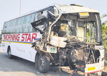 నందిగామ సమీపంలో ట్రావెల్స్‌ బస్సు లారీని ఢీకొట్టింది.