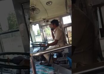 ఆర్టీసీ డ్రైవర్లు ఫోన్‌ లో మాట్లాడుతూ బస్సు నడుపుతున్నారు: ప్రయాణికులు ఫిర్యాదులు చేస్తున్నారు.