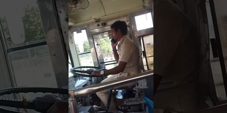 ఆర్టీసీ డ్రైవర్లు ఫోన్‌ లో మాట్లాడుతూ బస్సు నడుపుతున్నారు: ప్రయాణికులు ఫిర్యాదులు చేస్తున్నారు.