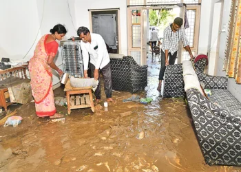సైక్లోన్ మోంథా తర్వాత వరద, బురద ముప్పులు: ఖమ్మం, వరంగల్ ప్రాంతాల్లో రైతులు, ప్రజల అవస్థలు