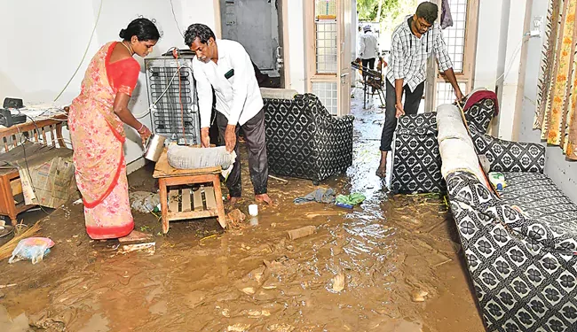 సైక్లోన్ మోంథా తర్వాత వరద, బురద ముప్పులు: ఖమ్మం, వరంగల్ ప్రాంతాల్లో రైతులు, ప్రజల అవస్థలు