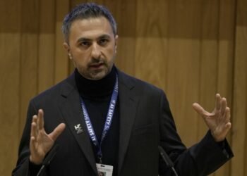 మైక్రోసాఫ్ట్ ఏఐ అధికారి: కృత్రిమ మేధకు స్వంత ఆలోచనల సామర్థ్యం ఇవ్వాలన్న ప్రయత్నాలు చేయకండి – ముఖ్య వ్యాఖ్యలు