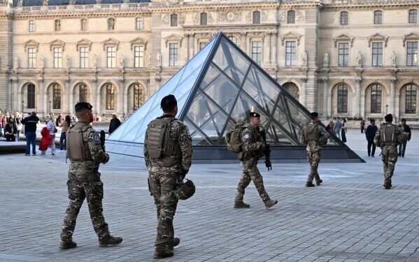 పారిస్ మ్యూజియం దొంగతనం: రూ.895 కోట్ల విలువైన నగల చోరీ… చిల్లర దొంగల పనిలా!