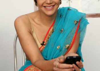 టికెట్ల కొనుగోలుకు డబ్బుల్లేవని తెలిసిన మందిరా బేడీ, తన మొత్తం పారితోషికాన్ని మహిళా క్రికెట్‌ జట్టుకు అందించింది.