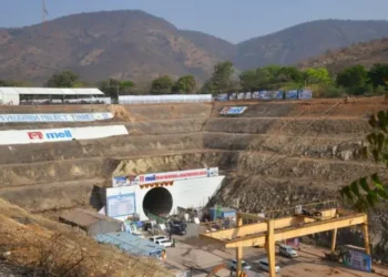 వెలిగొండ ప్రాజెక్టును వచ్చే ఏడాదికల్లా పూర్తి చేయనున్నట్లు అధికారులు తెలిపారు.