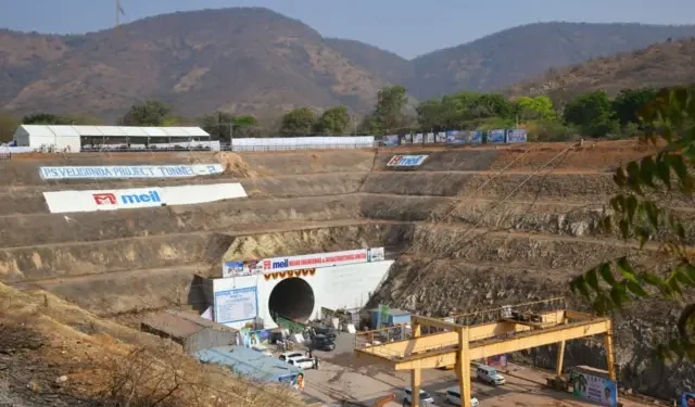 వెలిగొండ ప్రాజెక్టును వచ్చే ఏడాదికల్లా పూర్తి చేయనున్నట్లు అధికారులు తెలిపారు.