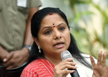 కవిత: బీఆర్ఎస్ ప్రధాన నేతలు అనధికార చర్యలకు పాల్పడ్డారని షాకింగ్ వ్యాఖ్యలు చేశారు.