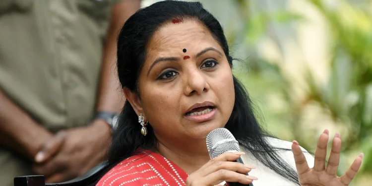 కవిత: బీఆర్ఎస్ ప్రధాన నేతలు అనధికార చర్యలకు పాల్పడ్డారని షాకింగ్ వ్యాఖ్యలు చేశారు.