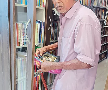 పొత్తం మించిన స్నేహం.. పెద్దాయన విడిచలేదు.