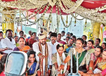 వధూవరులు వందేమాతరం గాత్రం చేశారు